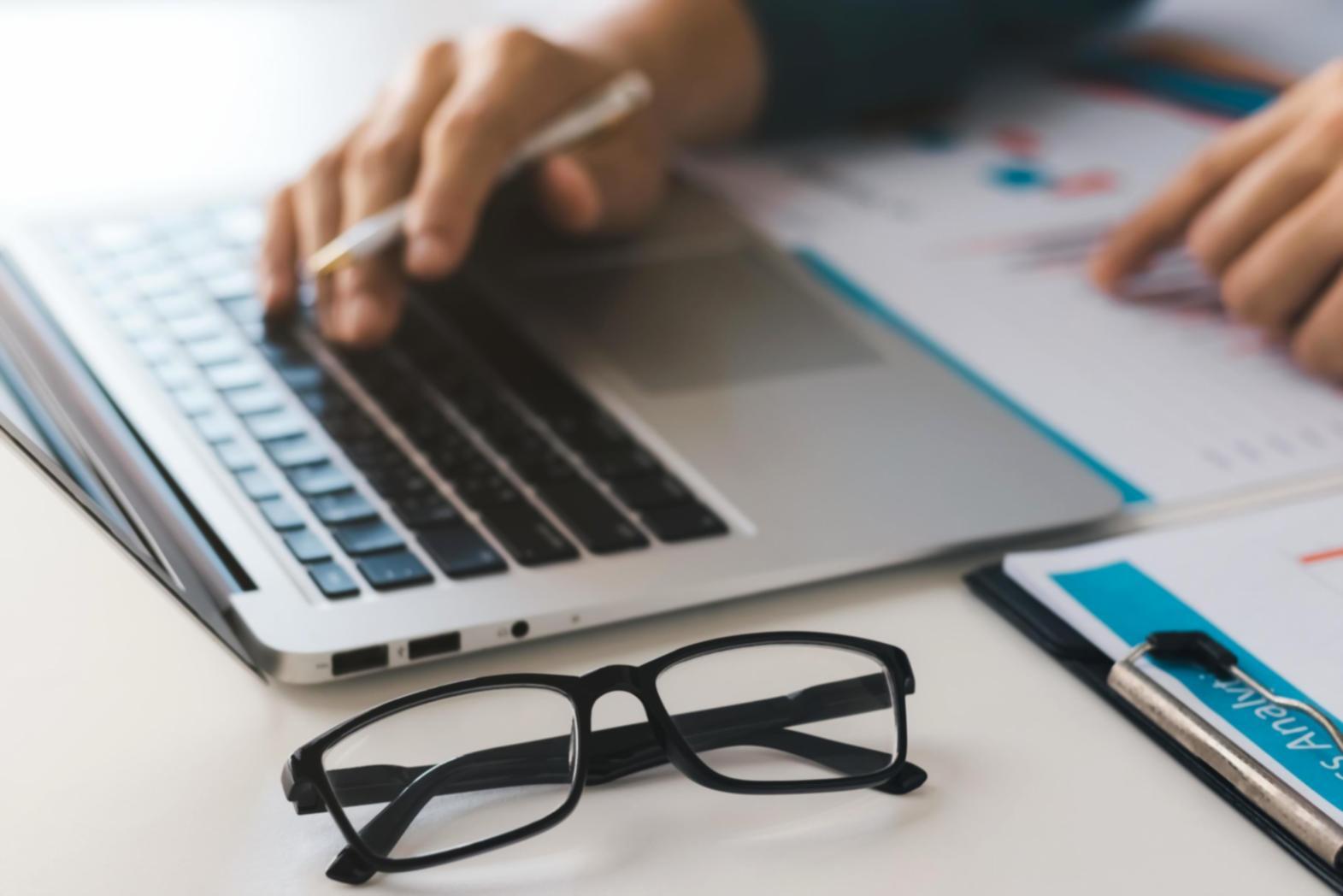 Workshop-Teilnehmer arbeiten an praktischen Übungen