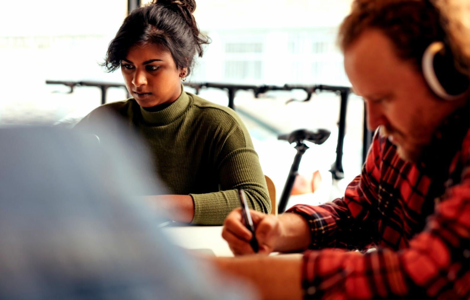 Teilnehmer bei der praktischen Arbeit